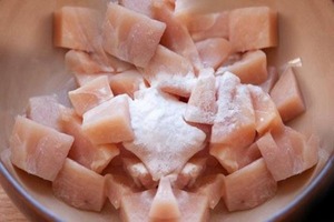 Я всегда посыпаю мясо пищевой содой перед тем, как его готовить. Этот совет мне дала свекровь сестры