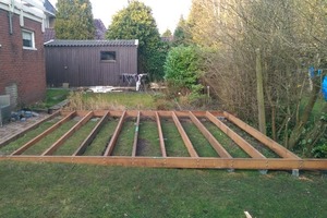 Мужчина удивил округу, привезя во двор кучу досок. Но спустя время ему завидовали абсолютно все соседи