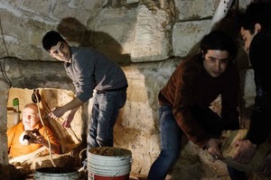 Мужчина, чиня туалет, обнаружил таинственное подземелье - чем все закончилось