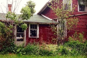 Женщина нашла заброшенный дом в лесу, но когда открыла дверь, то обомлела: внутри был старик