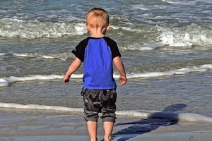 Трехлетний мальчик потерялся на пляже: умный парень придумал способ, как найти его маму за три минуты