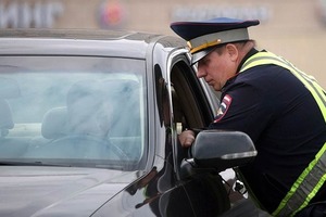 Друг из ГИБДД рассказал, зачем полицейские касаются задней фары вашей машины