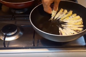 Без брызг масла, с хрустящей корочкой. Как пожарить мойву по-турецки