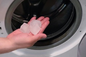 Соседка поделилась секретом, зачем она бросает кубики льда в стиральную машинку