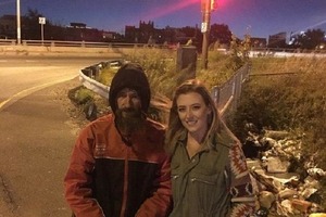 Женщина собирала деньги для бездомного, который ей помог. Но это оказался обман