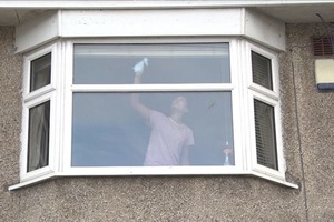 Почему нужно звонить в полицию, если соседи видят женщину, моющую окно