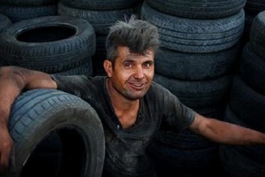 Мужчина опоздал на собеседование, помогая старику отремонтировать машину, но в кабинете генерального директора его ждал приятный сюрприз