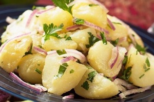 Будучи в Хорватии, попробовала в ресторане картофельный салат. С тех пор он частый гость на нашем столе, потому что это праздник для вкусовы