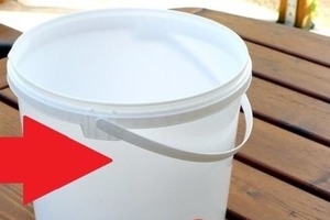 Соседи не понимали, зачем бабушка просит пластиковые ведерки из-под продуктов, пока не увидели, что она с ними делает