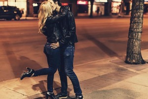 Почему на самом деле девушки приподнимают ногу во время поцелуя