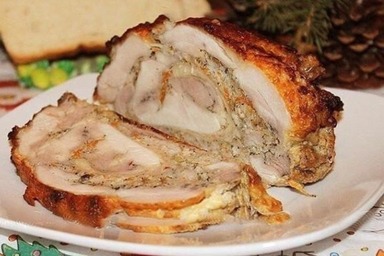 На Новый год всегда готовлю большой и сочный рулет из куриных окорочков: рецепт
