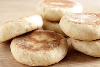 В Англии научилась делать вкусные булочки всего из двух ингредиентов. На готовку уходит не более 15 минут