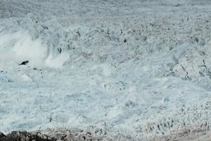 В Арктике разом откололся кусок льда размером с город: уникальное видео