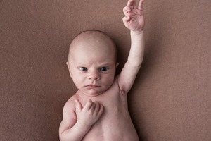Милые не только во сне: фотограф собрал самые смешные кадры новорожденных