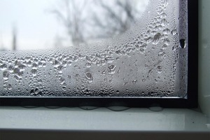 Как только наступил отопительный сезон, наши окна начали "плакать". Мы решили проблему влаги и плесени при помощи крупной соли