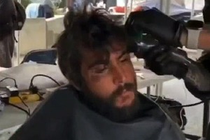 От бездомного до модели: парикмахер сделал невозможное и преобразил мужчину (фото до и после)