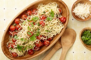 Подруга поделилась рецептом пасты с помидорами и базиликом: семья попросила добавки