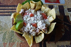 Из тунца делаю сытный салатик и подаю его с хрустящими начос: отличная идея для семейного ужина