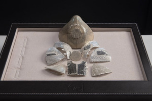 Клиент из Китая заказал усыпанную бриллиантами маску от коронавируса с респиратором последней модели