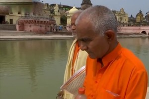 С 1968 по 2019 год два брата по всей Индии собирали воду из 151 реки и трех морей, чтобы принести ее к храму Бхуми Пуджан