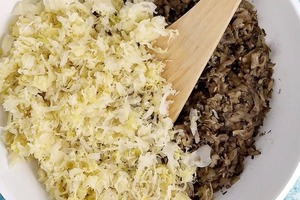 Квашеная капуста, грибы и сыр: лучшая начинка для крокетов, блинов, пельменей - пошаговый рецепт
