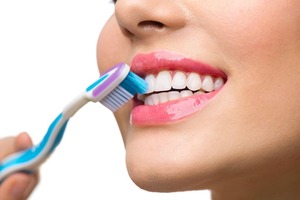 Раз в неделю смешиваю соль с разрыхлителем и наношу на зубную щетку: лучшее средство для белоснежной улыбки