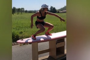 Олимпиаду отменили - не беда: женщина придумала новые карантинные виды спорта