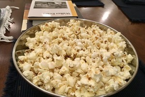 Смотрим кино дома, как в кинотеатре: простой рецепт классического попкорна скрасит просмотр любого фильма