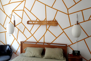 Увидела в гостях красивый геометрический рисунок на стене, и мы дома сделали такой же: решение простое, но смотрится стильно