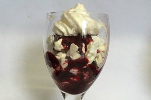 Простой в приготовлении десерт из ягод и безе: готовлю его для гостей и мужа