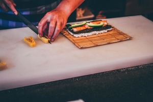 Японский суши-повар пытается оживить бизнес, наняв на работу культуристов