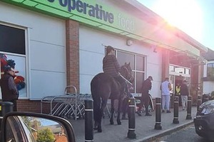 Англия: наездница на лошади встала в очередь к магазину, соблюдая дистанцию