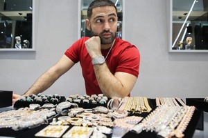 На открытии ленточку разрезал мэр: как молодому иранцу удалось открыть в Лондоне ювелирный магазин, в котором закупаются звезды