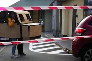 Когда нет машины, а есть чувство юмора: Натали с дочкой использовали картонный муляж авто, чтобы купить бургер в Макдональдс (видео)