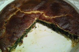 Сытный пирог по рецепту из Швейцарии: хрустящая темная корочка и сочная начинка из бекона и шпината
