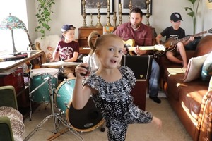 "Карантинные дети": папа собрал музыкальную группу, чтобы дети не скучали на карантине, и записал клип
