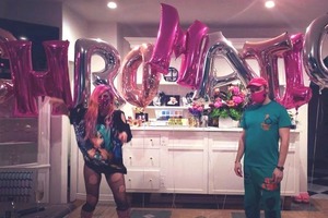 Леди Гага и ее менеджер отметили выход нового альбома домашней вечеринкой с танцами: разумеется, с масками на лице розового цвета
