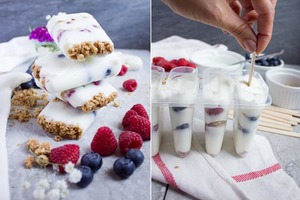 Вкусный и полезный летний десерт: эскимо из замороженного йогурта, ягод и гранолы