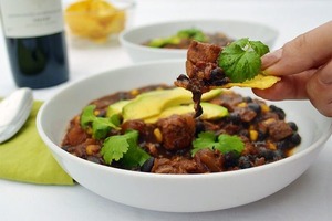 Интересное вегетарианское блюдо: чили с черными бобами и авокадо (рецепт)