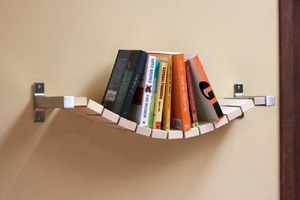 Подвесной мостик или нестандартная полка для книг: мастерим стильную мебель своими руками
