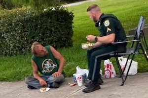 Полицейский подошел к бездомному и поделился едой, которая у него была. Люди восхитились добрым жестом офицера