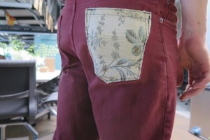 Дырка на джинсах сделала мой образ еще более модным: я пришила новый необычный карман, который очень красиво смотрится