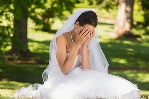 Невеста пожаловалась, что сестра не хочет надевать выбранное для нее на свадьбу платье (но в Сети девушку поддержали)