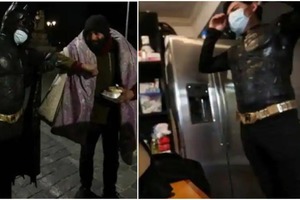 От человека к человеку: незнакомец в костюме Бэтмена ходит по улицам Сантьяго, доставляя еду бездомным