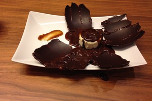 Пирожное-чизкейк под сладким "куполом" из шоколада: рецепт эффектного десерта