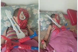 Человека-паука сморило прямо посреди игры: многие мамы, глядя на фото спящих детишек, узнают в них своих чад