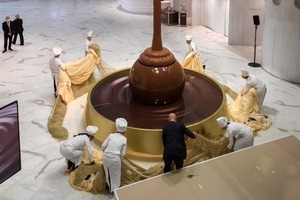 Самый большой шоколадный фонтан высотой 9 метров открылся в Швейцарии. 1500 литров настоящего шоколада стекает на конфетку Lindor
