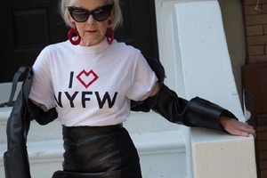 Как выглядеть стильно в 66 лет: разбор ярких образов модной иконы Лин Слейтер