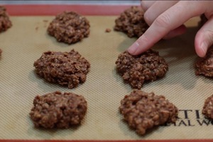Хрустящее шоколадное овсяное печенье без выпекания: вкусный десерт детям в школу