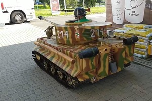Венгерский Левша приехал на бензоколонку: парень создал точную копию танка «Тигр»